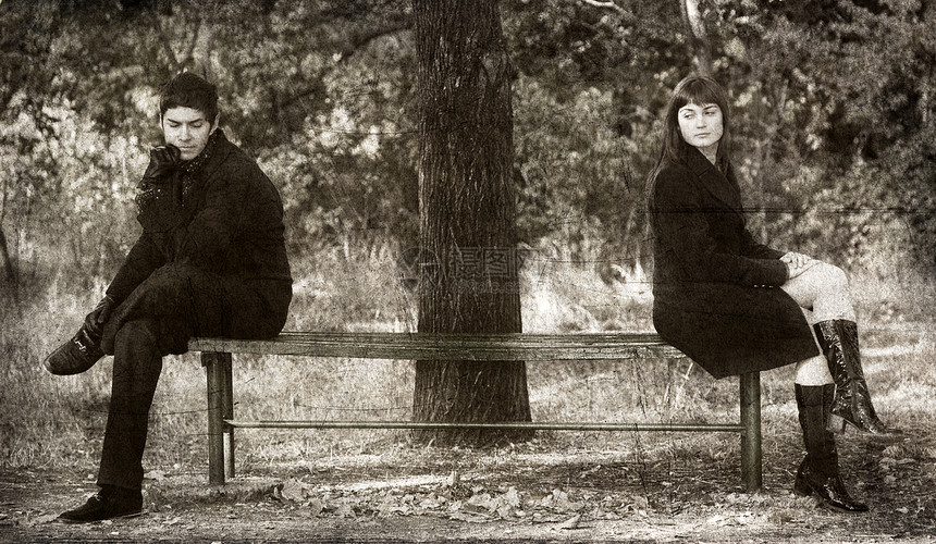 两个坐在板凳上夫妻男生男人男性森林休息情感公园女孩女性图片