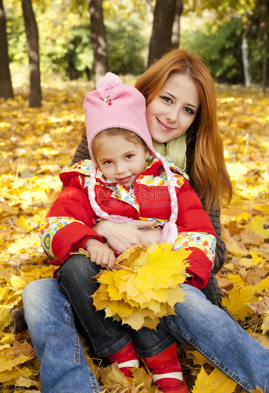 秋天黄色公园的母亲和女儿家庭橙子女孩金发季节小姑娘感恩长发背景妈妈图片