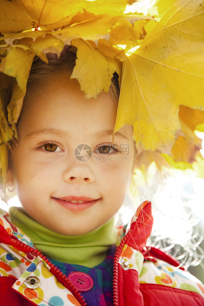 秋天公园的孩子背景夹克白色童年长发金发后代季节性叶子黄色图片