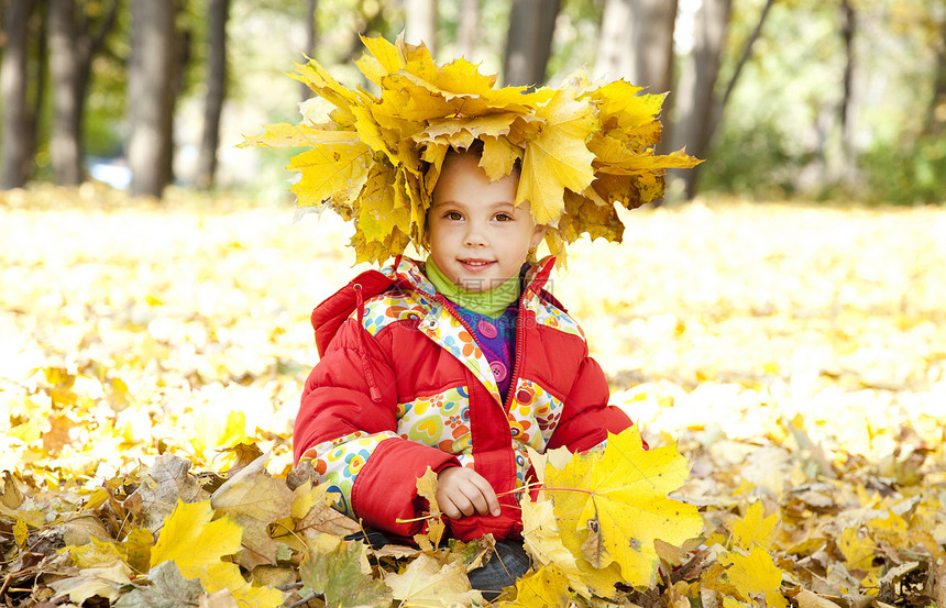秋天公园的孩子橙子叶子季节金发小姑娘背景夹克后代感恩黄色图片