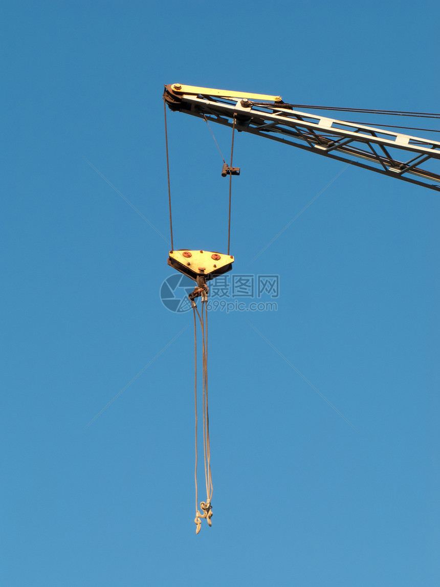 建筑起重机就业韧性采摘货物红色机器电缆吊装蓝色绳索图片