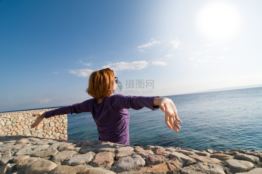 红女人享受阳光成人女性假期海洋优雅女士太阳镜红色蓝色白色图片