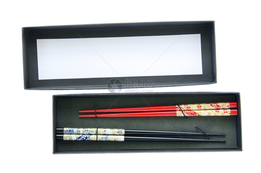盒子里孤立的中国筷子图片