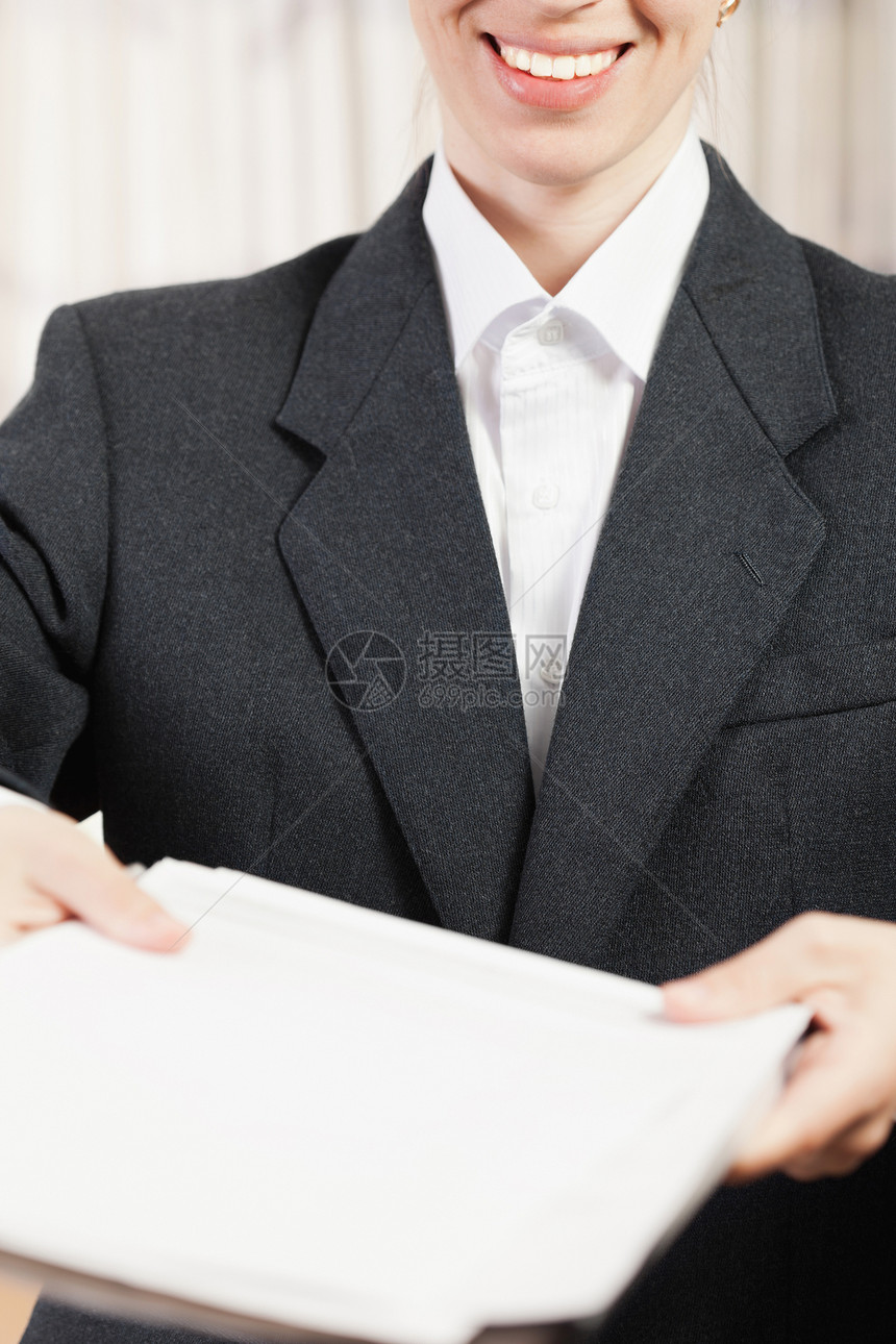 手头商业文件文档笔记本成功女性报告笔记衣领微笑文件夹商务秘书图片