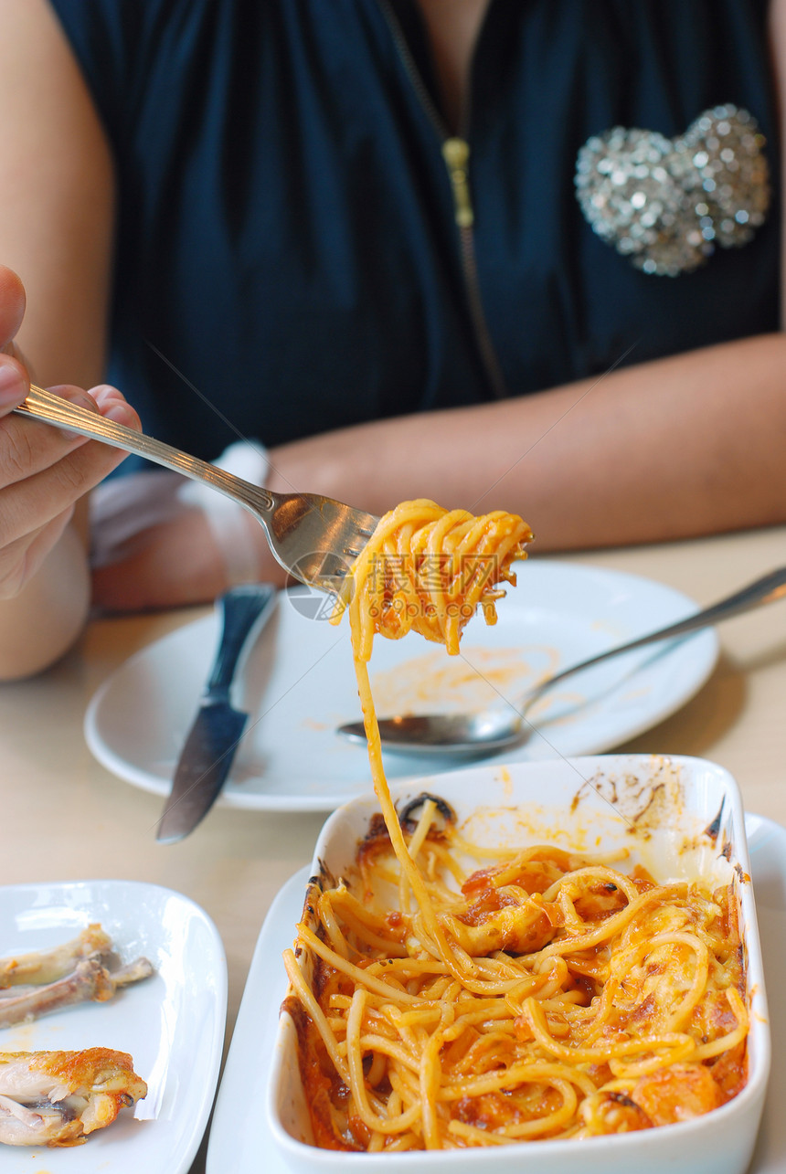 意大利面条饮食餐厅营养享受美食用餐午餐女性草本植物食物图片