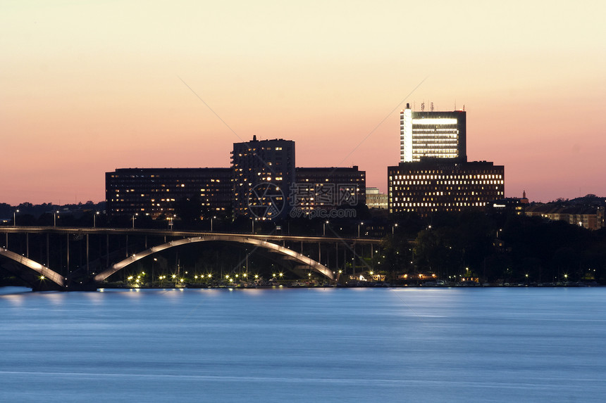 黄昏时在斯德哥尔摩的桥图片