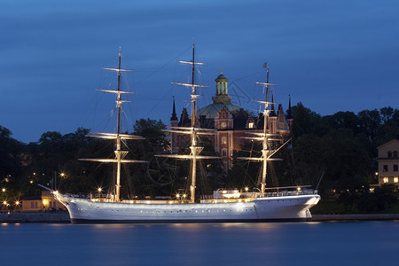 黄昏时在斯德哥尔摩的游艇背景图片