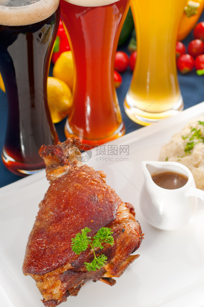 德国原BBQ猪肉指针酸菜烧烤餐厅土豆午餐盘子油炸蔬菜食物关节图片