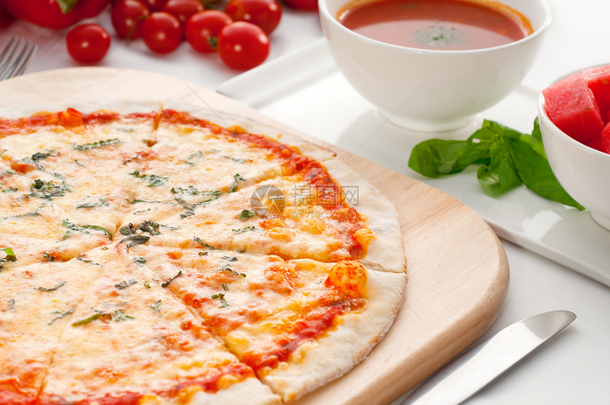 意大利原薄皮比萨餐厅营养蔬菜脆皮美食圆圈红色白色午餐食物图片