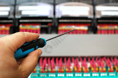电线连接技术员安装保险丝技术控制板电气控制金属服务接线背景图片