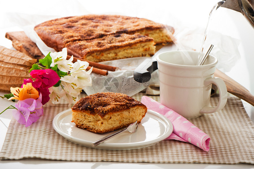 一份薄饼 加肉桂糖奶油和热咖啡蒸汽面包早餐奶奶育肥桌子黄油蛋糕照片海绵图片
