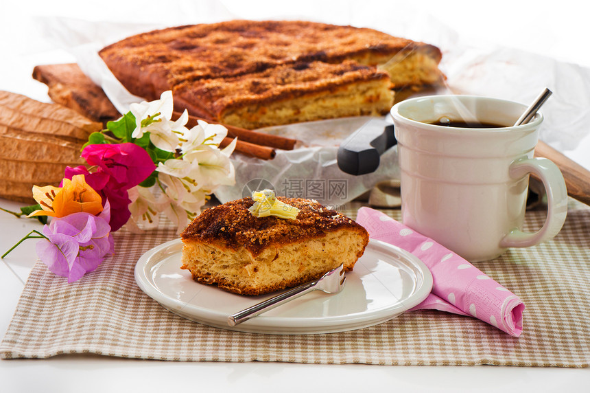 一份薄饼 加肉桂糖奶油和热咖啡咖啡床单海绵蛋糕小麦照片黄油杯子案件早餐图片