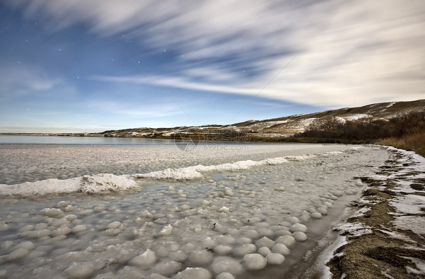 湖上冰雪形成季节寒冷反射天气冻结风景图片
