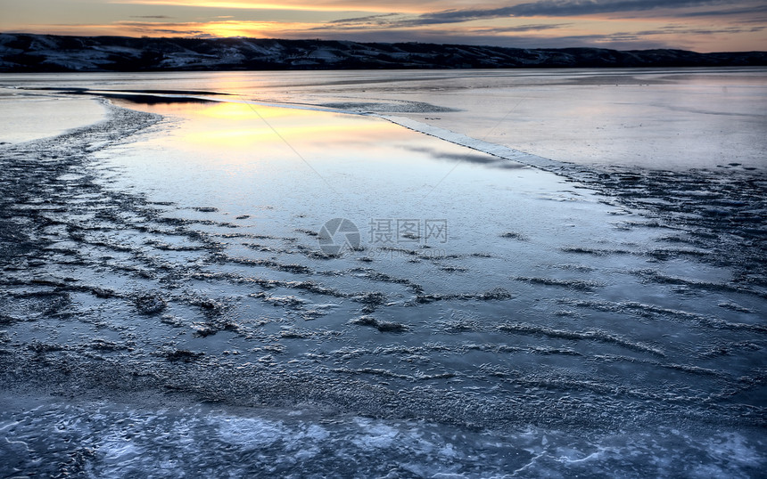 湖上冰雪形成寒冷天气反射冻结风景季节图片