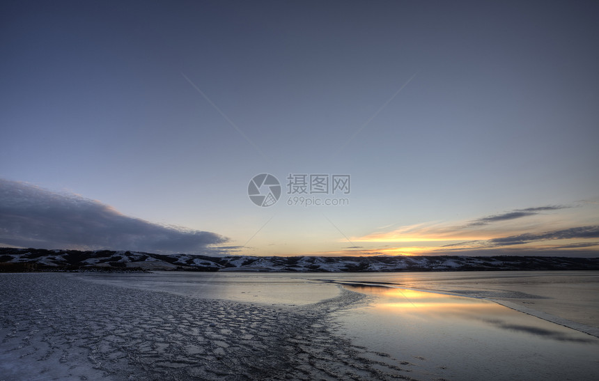 湖上冰雪形成冻结反射寒冷风景天气季节图片