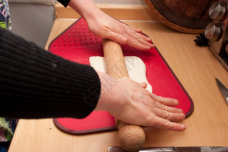 糕点木头擀面杖家庭红色服装餐饮厨师厨房主妇面粉背景图片