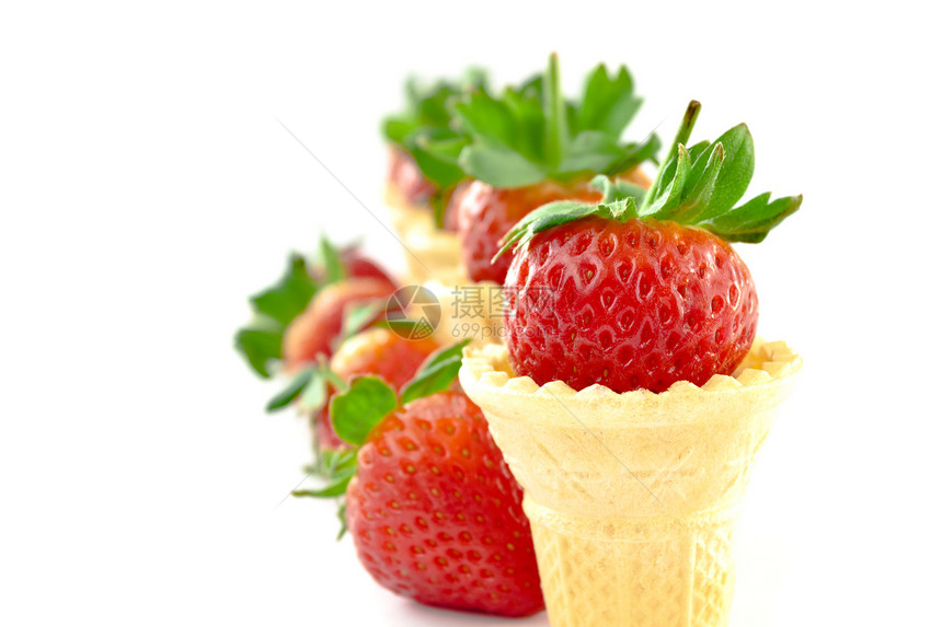 草莓冰淇淋概念冰淇淋果实柠檬锥体花园饮食果味宏观奶油水果图片