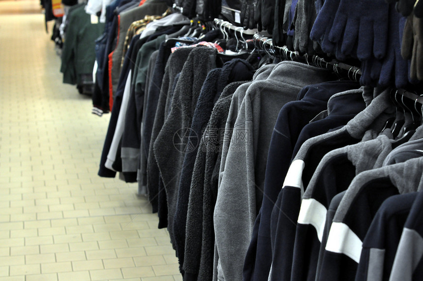 商店的布衣服装尺寸收藏部门夹克灰色套衫羊毛店铺图片