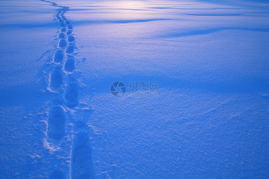 雪鞋途径打印痕迹脚步冻结娱乐踪迹小路晴天脚印图片