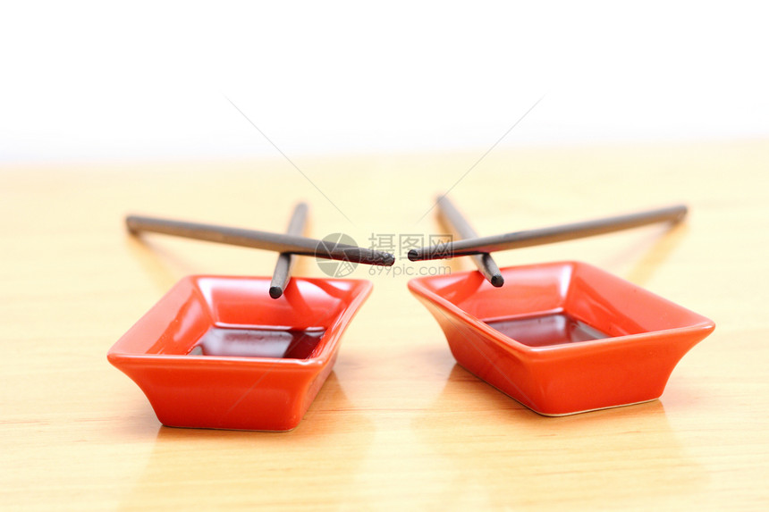 红色车牌红色食物大豆筷子菜肴美食黑色白色陶器正方形盘子图片
