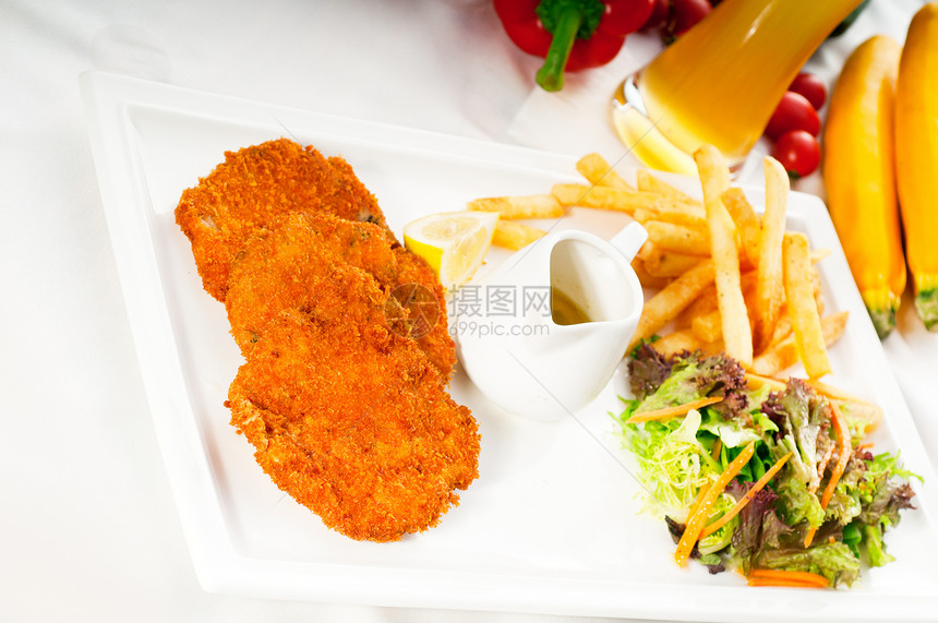 经典的米兰牛肉小菜和蔬菜美食啤酒沙拉草本植物薯条肉片餐厅胡椒叶子午餐图片