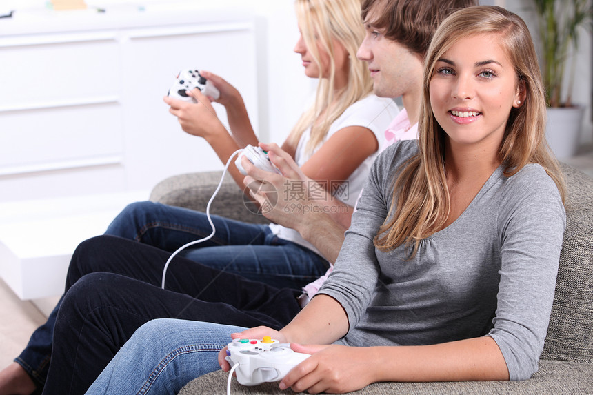 玩电脑游戏的青少年竞争游戏女性听筒竞赛电脑控制器青年团队娱乐图片
