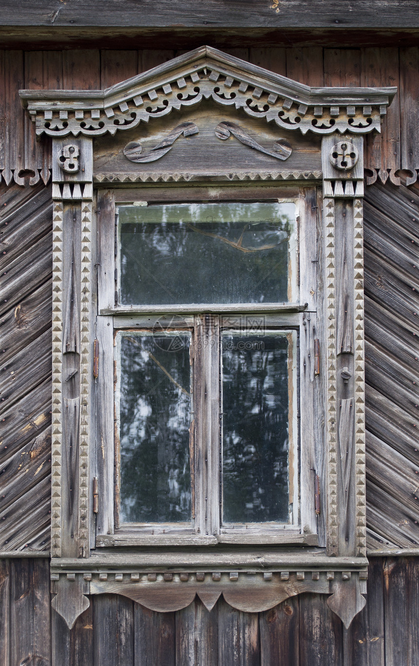旧木制乡村房屋的窗户图片
