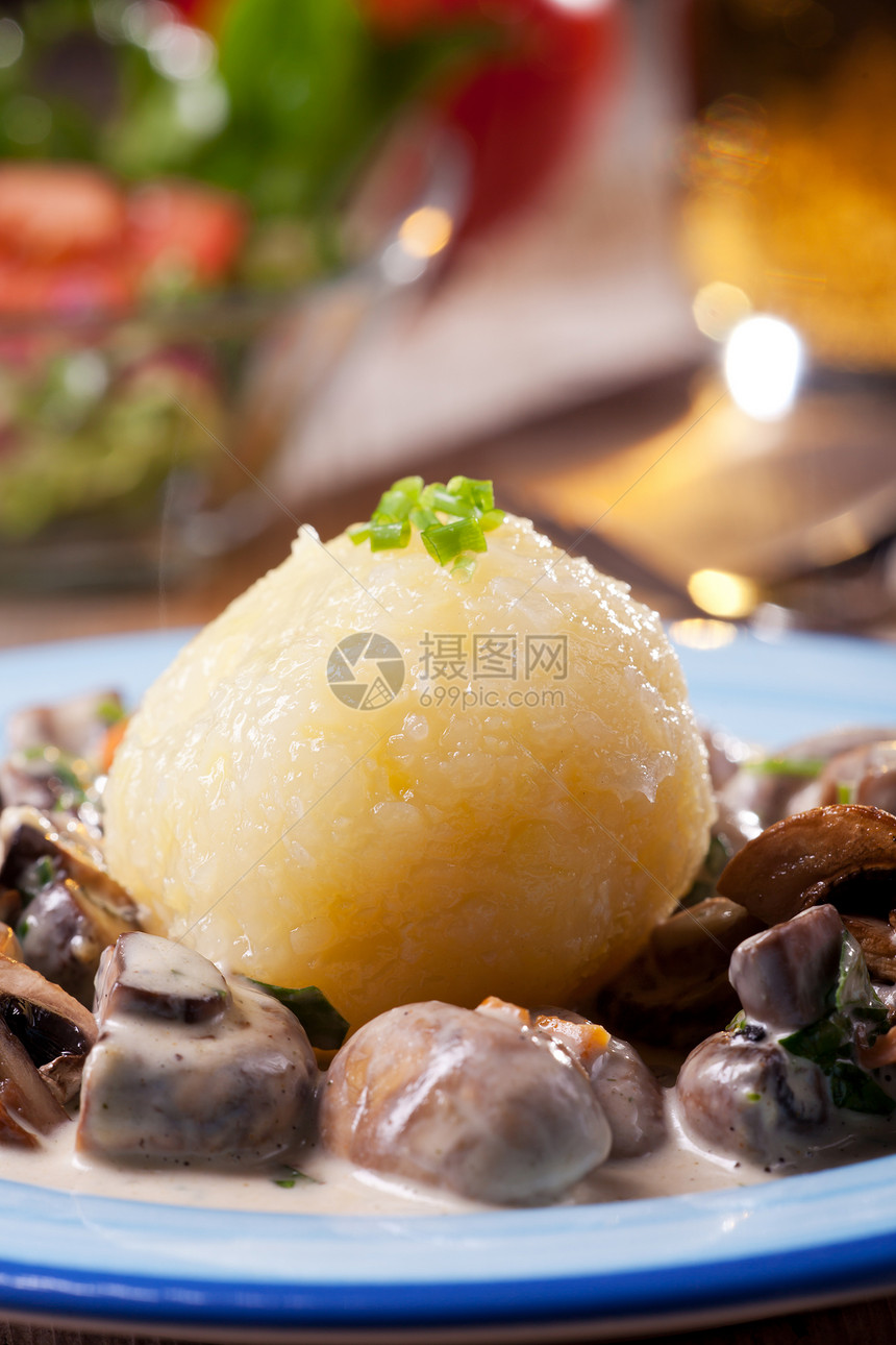 巴伐利亚蘑菇酱加马铃薯奶油肉汁奶制品沙拉啤酒饺子蘑菇韭菜盘子食物图片