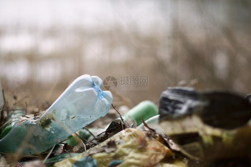 垃圾中塑料瓶图片