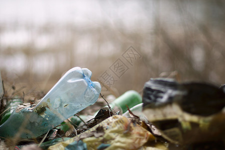 垃圾中塑料瓶背景图片