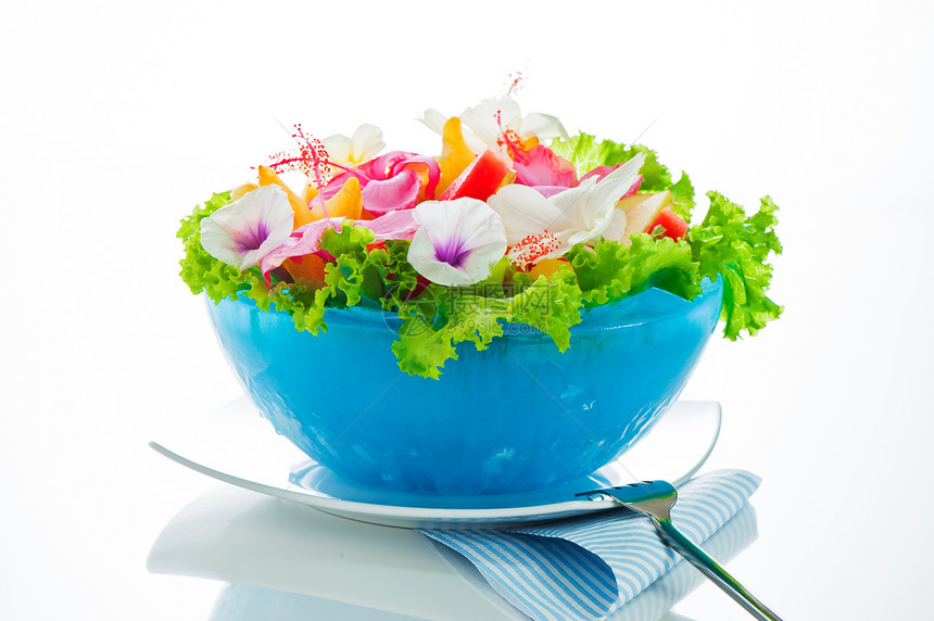 水果沙拉 在白冰的蓝碗里加可食用鲜花午餐热带食物蓝色菠萝早餐小吃饮食橙子盘子图片