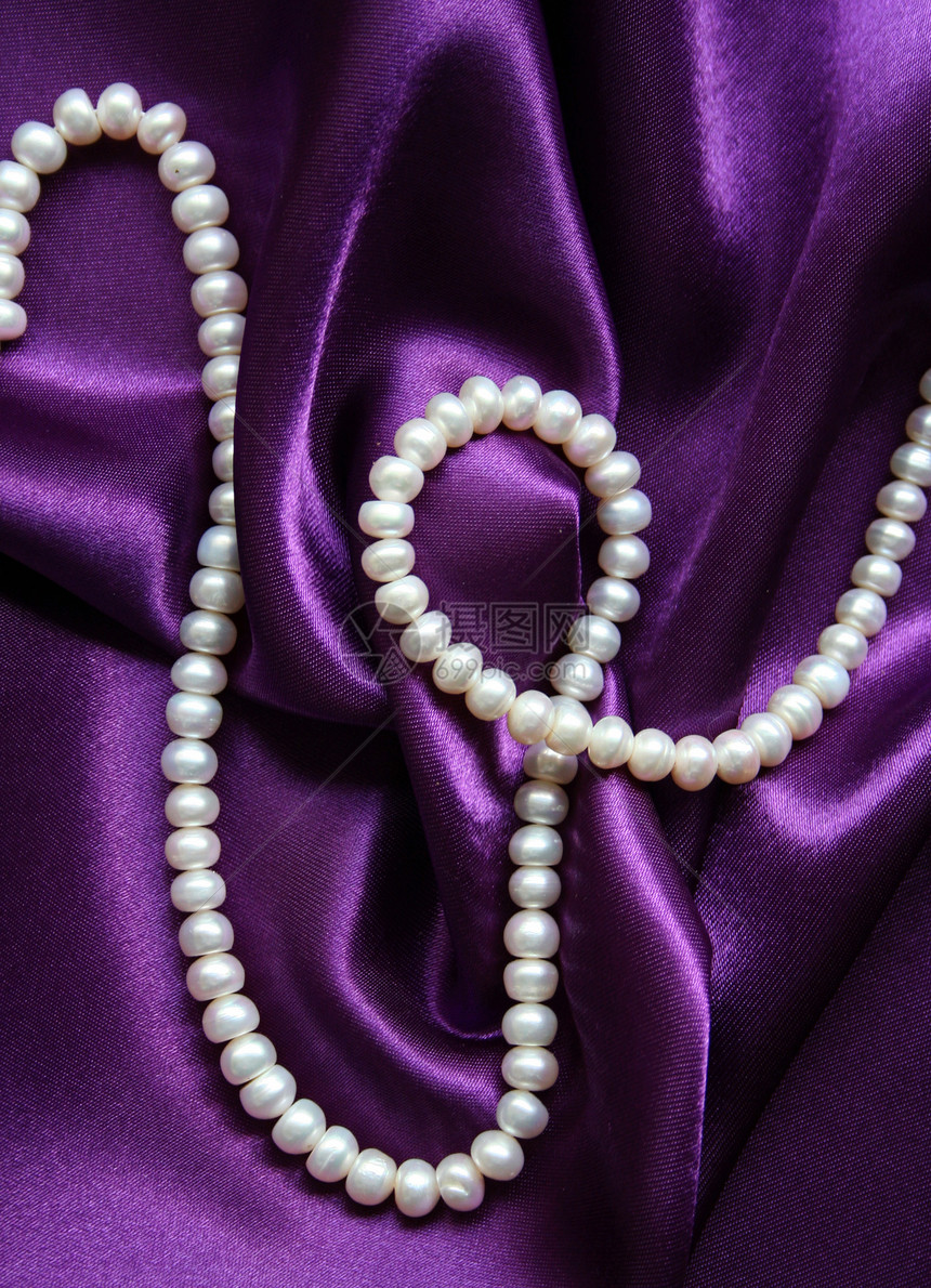 白珍珠 以丝绸为背景珠子手镯展示珠宝魅力黑色象牙礼物细绳宝藏图片