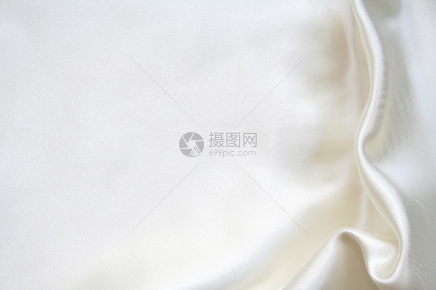 平滑优雅的白色丝绸可用作背景奢华折痕寝具婚礼版税衣服涟漪新娘投标织物图片