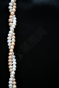黑丝底的白珍珠和粉红珍珠项链反射丝绸珠子手镯礼物珠宝宝藏女性展示背景图片