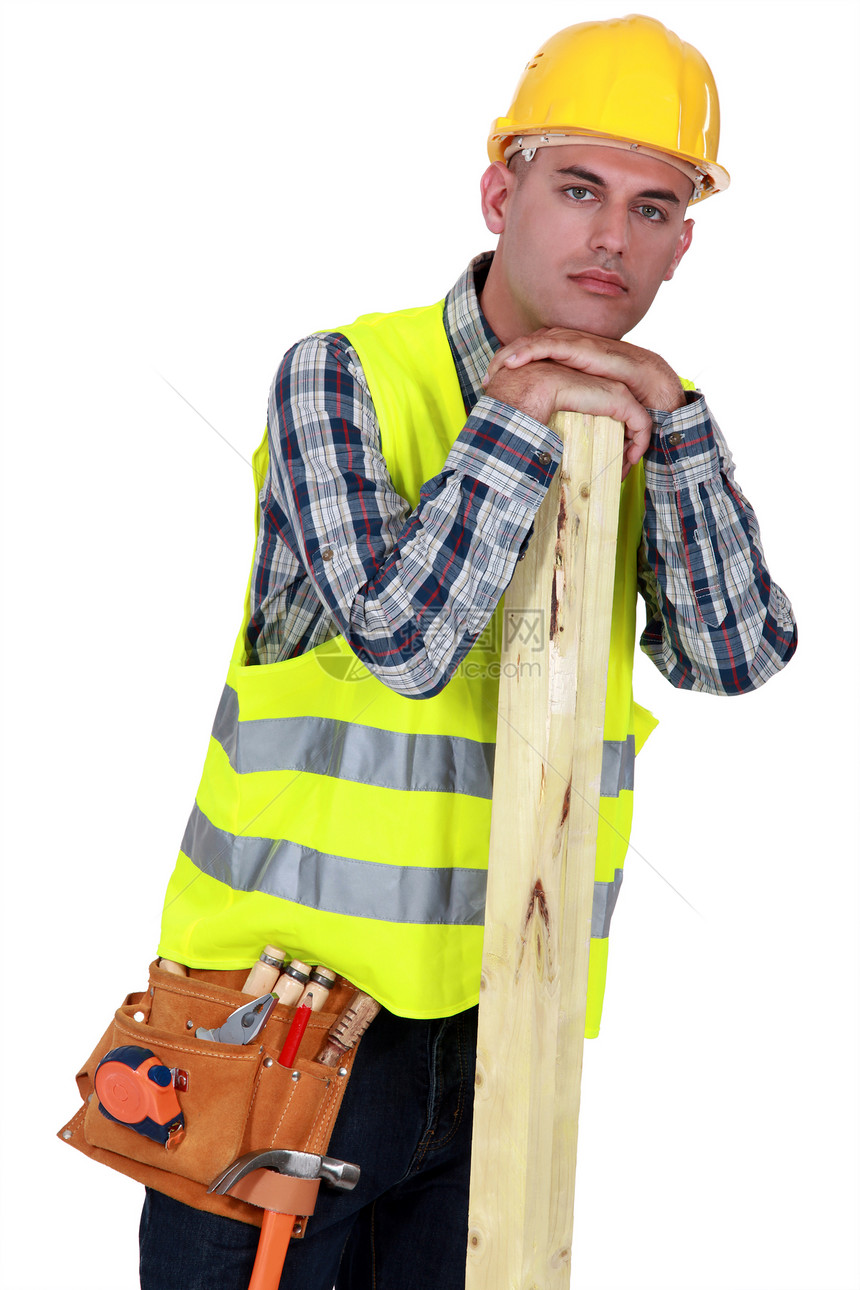 木匠靠在一块木头上图片
