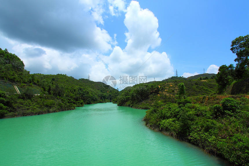 香港的储藏天空白色季节水库镜子绿色森林场景树叶植物图片