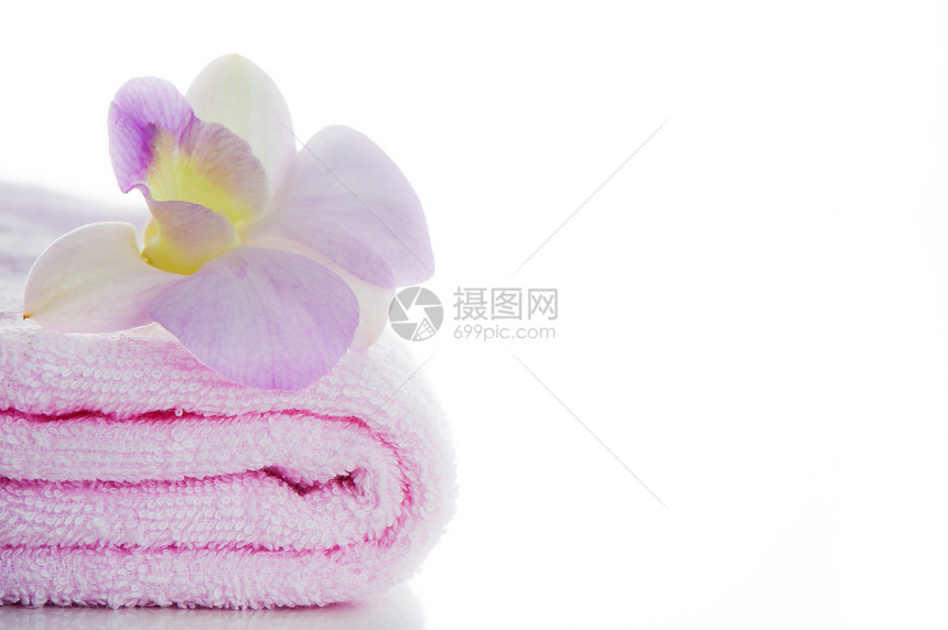 粉红色毛巾 白背景和地区上花朵兰花图片