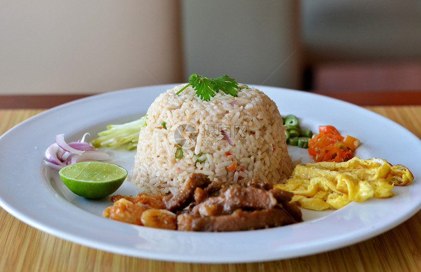 泰式泰国食品食物红色橙子柠檬餐厅绿色蔬菜猪肉美食盘子图片