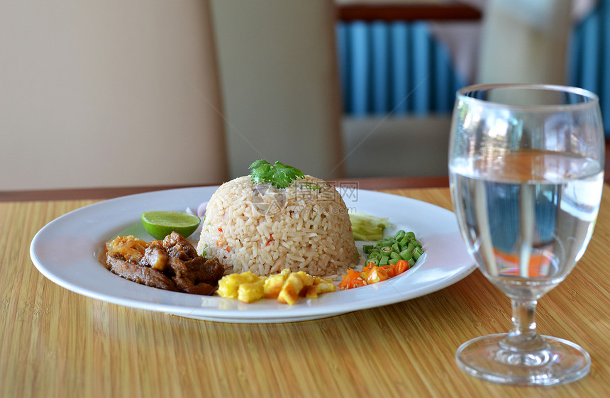 泰式泰国食品餐厅柠檬橙子猪肉绿色食物蔬菜红色美食盘子图片
