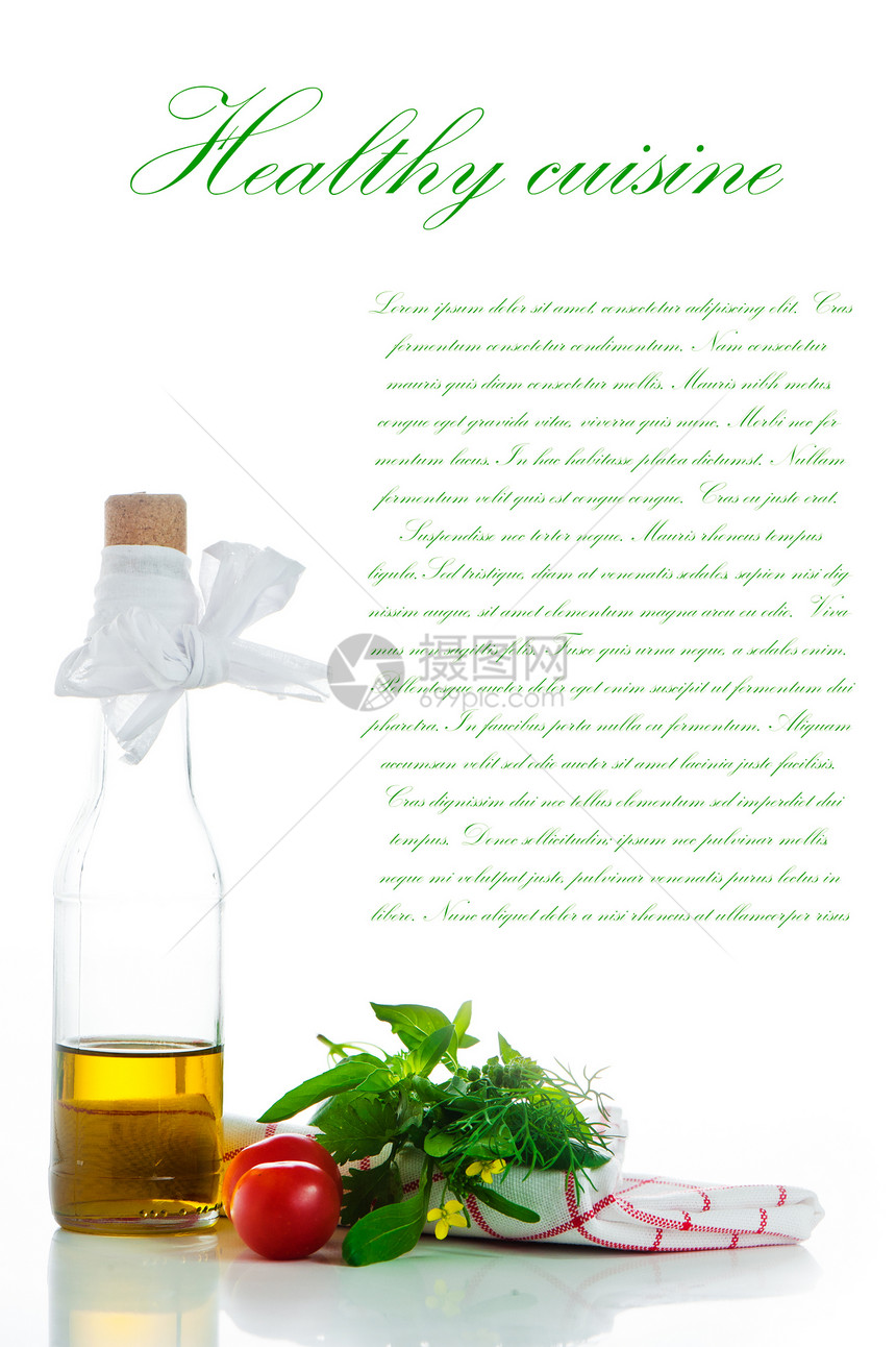一瓶含橄榄油的瓶子和一些白背景上含有叶子调味品饮食香料金子太阳芳香美食厨房营养图片