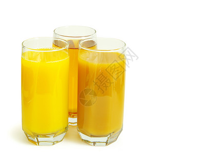 杯中果汁玻璃水果黄色橙子白色背景图片