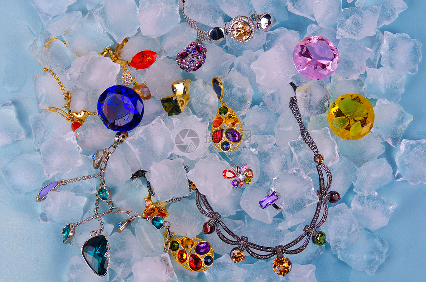 冰上的珠宝宏观反射奢华宝石金属金子财富玻璃冻结珍珠图片