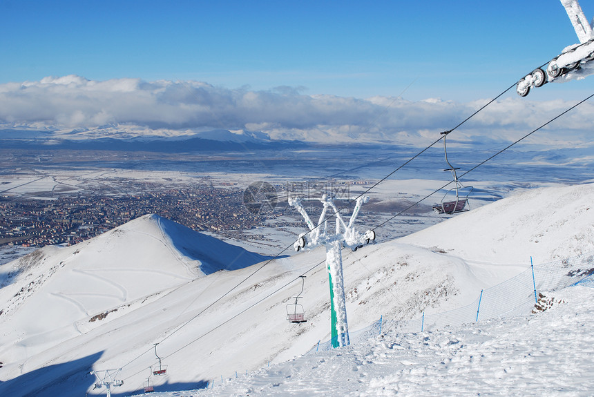 土耳其山区的Ski度假胜地椅子升起蓝色全景山脉天堂白色滑雪电缆缆车火鸡图片