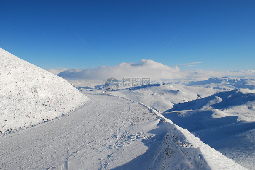 雪山中的道路图片