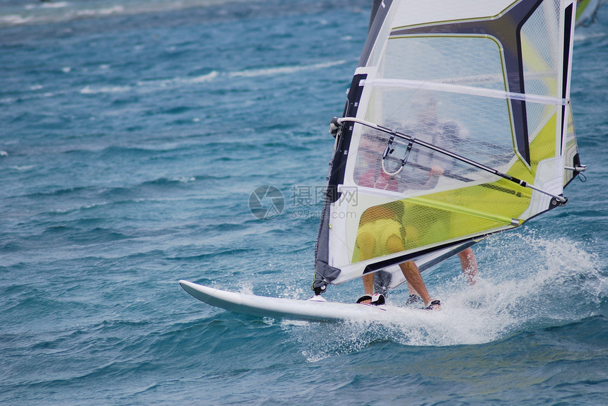移动时的风向海浪男人运动浪者木板风帆火鸡飞溅图片