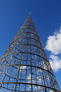 西班牙马德里Sol的圣诞树市中心金属运动存储天空场景街道点燃历史性蓝色背景图片