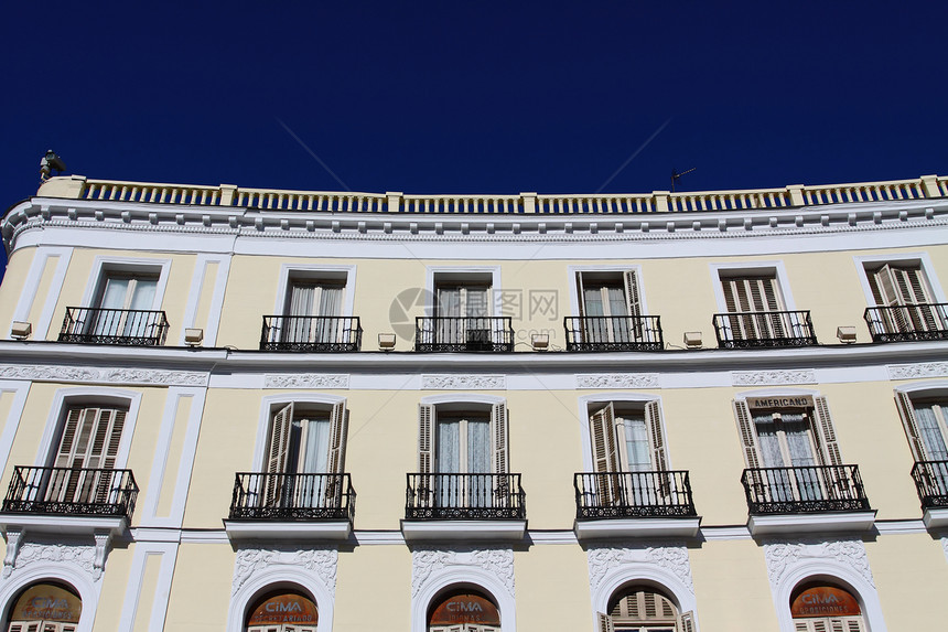 西班牙的地中海建筑 马德里的旧公寓楼旅游城市住宅建筑学奶奶窗户玻璃房子街道阳台图片