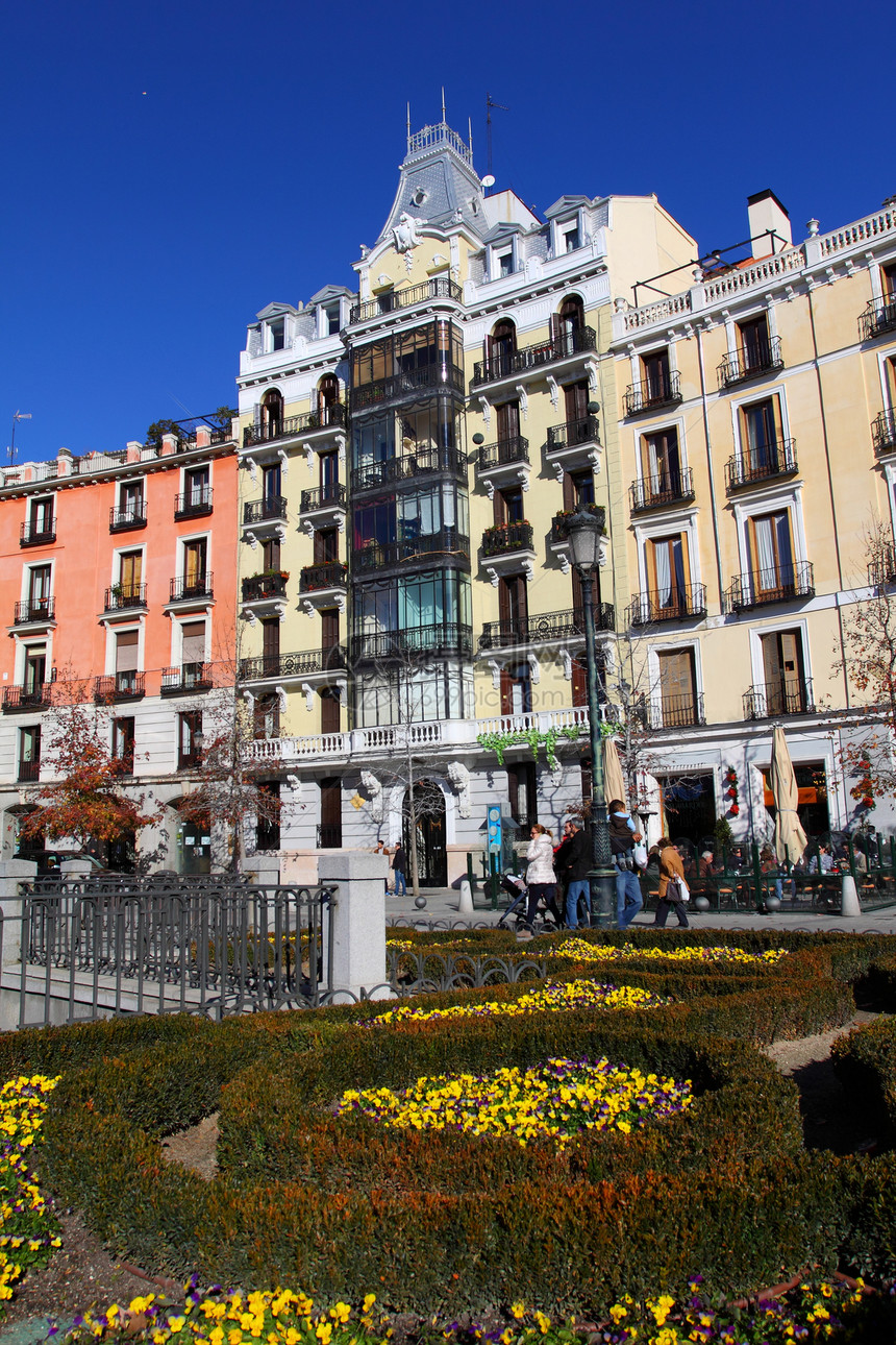 西班牙的地中海建筑 马德里的旧公寓楼中心天空市长观光建筑学房子旅游阳台住宅玻璃图片