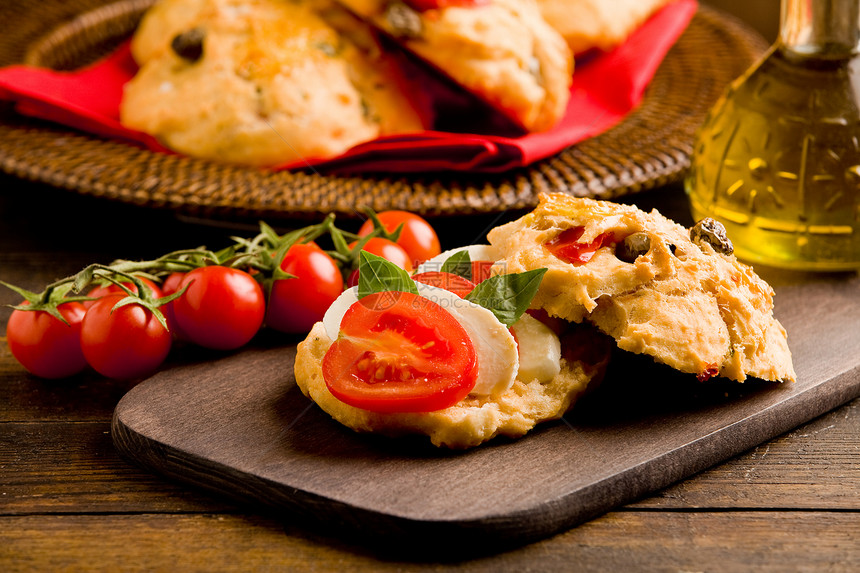 土制披萨卷 塞满番茄和莫扎里拉草药食物面团篮子食品桌子美食乡村图片