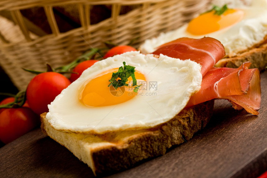配鸡蛋和培根的英语早餐面包美食篮子熏肉火腿香料西红柿桌子香菜食物图片